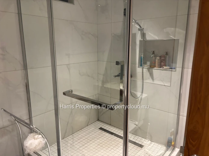 Beautiful and modern second floor apartment, with lift, for rent in a secure residence in Baie du Tombeau