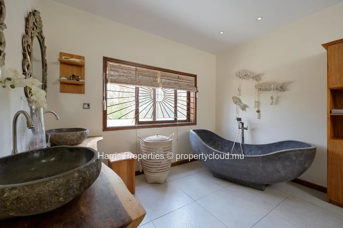 Magnifique villa RES de style balinais à vendre dans un complexe résidentiel sécurisé à Grand Baie