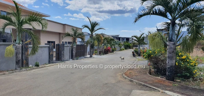 Land of 1418m2 for sale in Morcellement Domaine Les Cascades, Arsenal (Sole Mandate)