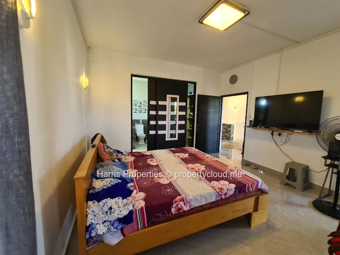 A vendre - Maison élégante et spacieuse de 5 000 pieds carrés - Rs.