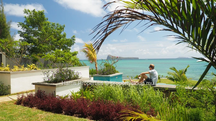 Stunning modern 1st floor apartment for rent in a beachfront residence, Cap Malheureux