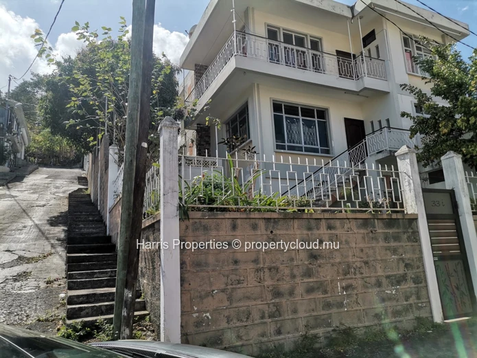 Building for sale on a plot of 7 perches in Port Louis 