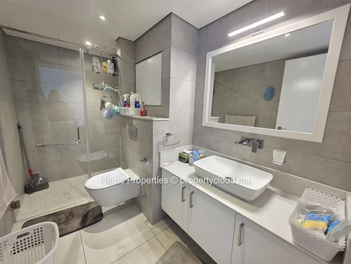 Fully furnished and equipped G+2 modern apartment for sale in Pereybere