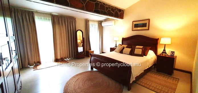 Sumptuous 3 bedrooms waterfront villa for sale - Calodyne