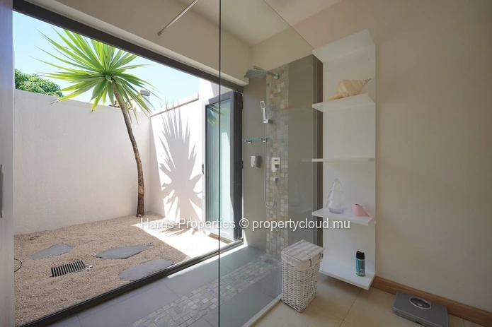 Exquisite RES villa for sale in a secure residential complex in the heart of Grand Baie