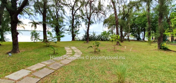 Sumptuous 3 bedrooms waterfront villa for sale - Calodyne
