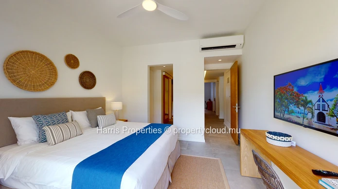 Luxurious apartment for sale on the ground floor with swimming pool and private garden