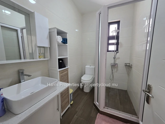 Splendid 2nd floor apartment for rent in a high-end residence in Pereybere, with lift access