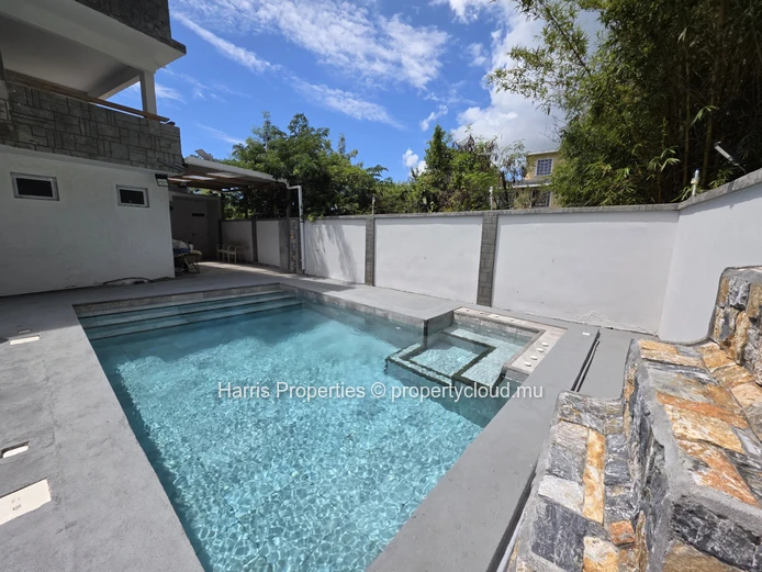 Magnificent Ground Floor Apartment for Rent in a Secure Residence, Pereybere