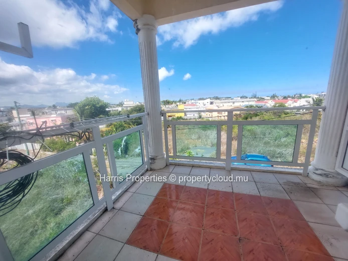 Beautiful 2nd floor apartment for rent in Pereybere
