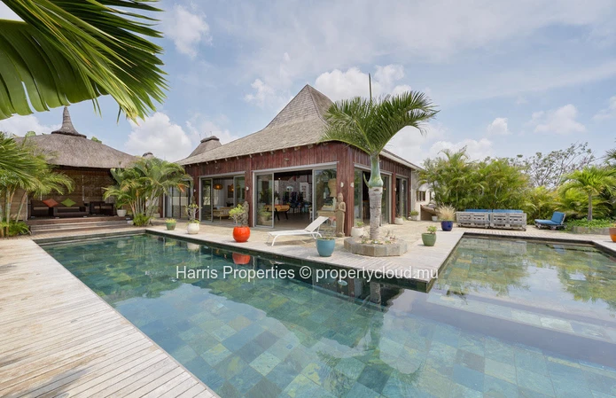 Magnifique villa RES de style balinais à vendre dans un complexe résidentiel sécurisé à Grand Baie