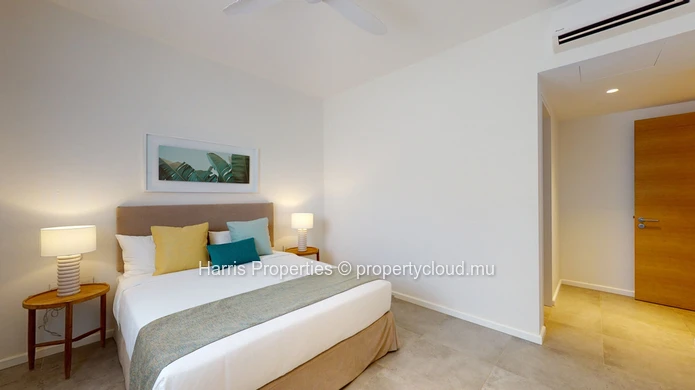 Luxurious apartment for sale on the ground floor with swimming pool and private garden