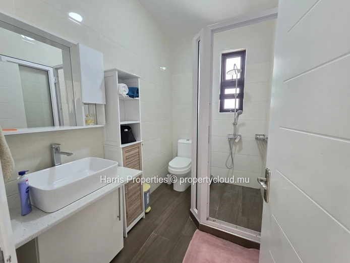 Splendid 2nd floor apartment for rent in a high-end residence in Pereybere, with lift access