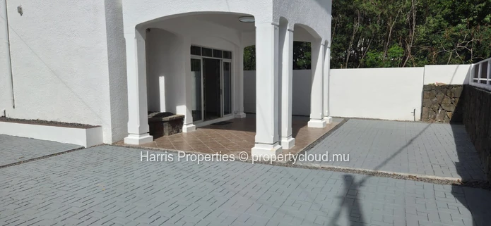 Beautiful Fully Renovated 3-Bedroom House for Rent – Péreybère