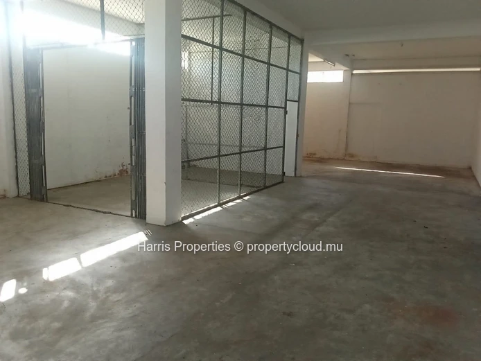 Spacious building covering an area of 929 m2 for sale