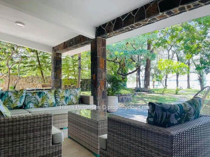 Sumptuous 3 bedrooms waterfront villa for sale - Calodyne