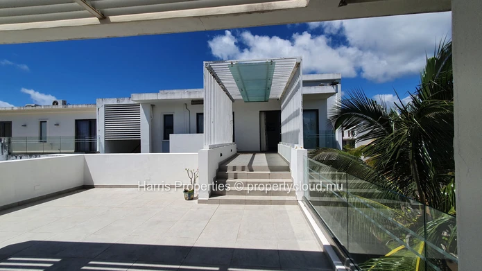 Beautiful penthouse with private rooftop for sale, in Cour Ambrée