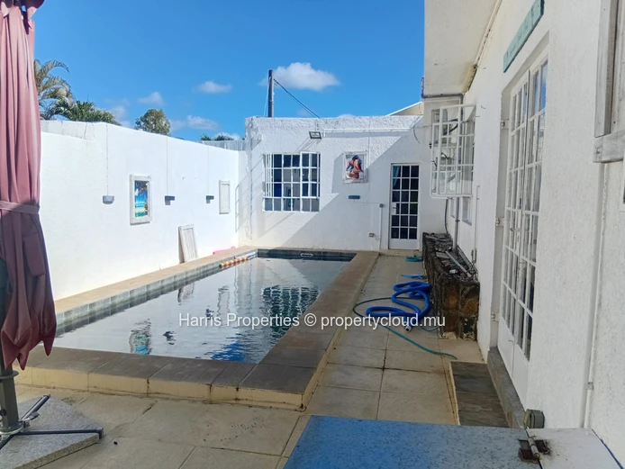 BELLE MAISON MEUBLÉE AVEC PISCINE À VENDRE À Roches Noires Village