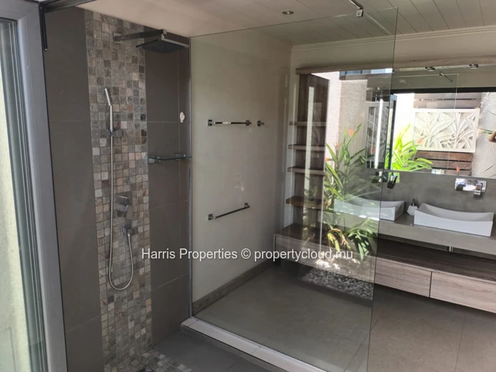 For sale: Luxurious 400m2 villa with 4 ensuite bedrooms in Grand-Baie