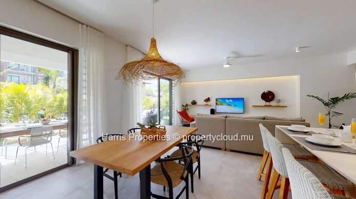 Luxurious apartment for sale on the ground floor with swimming pool and private garden