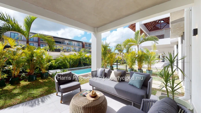 Luxurious apartment for sale on the ground floor with swimming pool and private garden