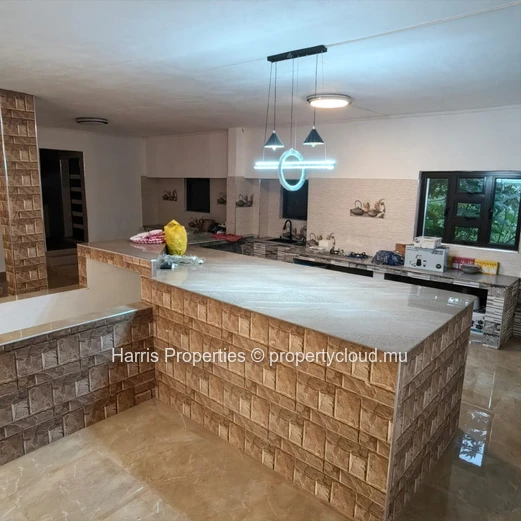 A vendre - Maison élégante et spacieuse de 5 000 pieds carrés - Rs.