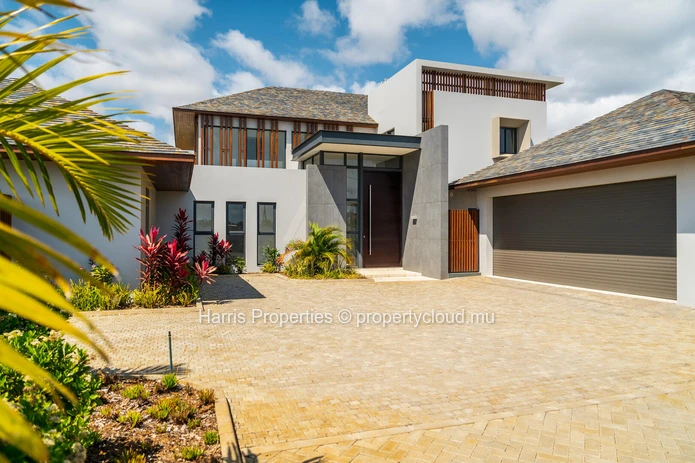 For sale contemporary villa in Mont Choisy (Sole Mandate)