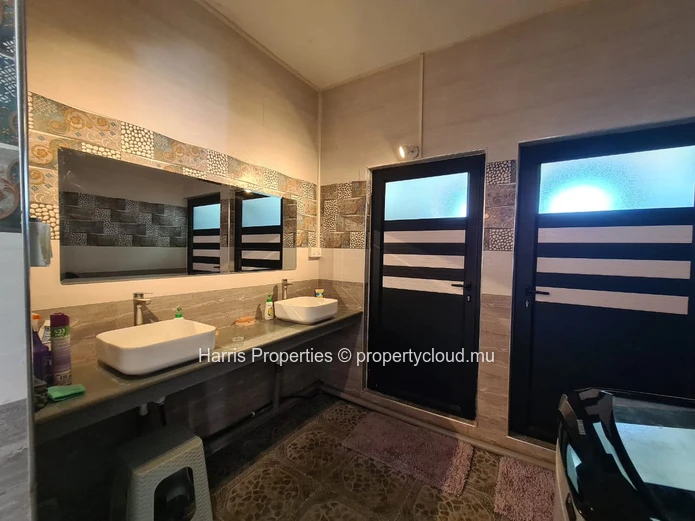 A vendre - Maison élégante et spacieuse de 5 000 pieds carrés - Rs.