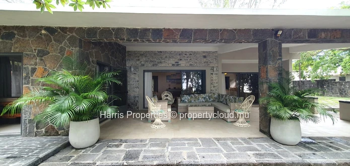 Sumptuous 3 bedrooms waterfront villa for sale - Calodyne