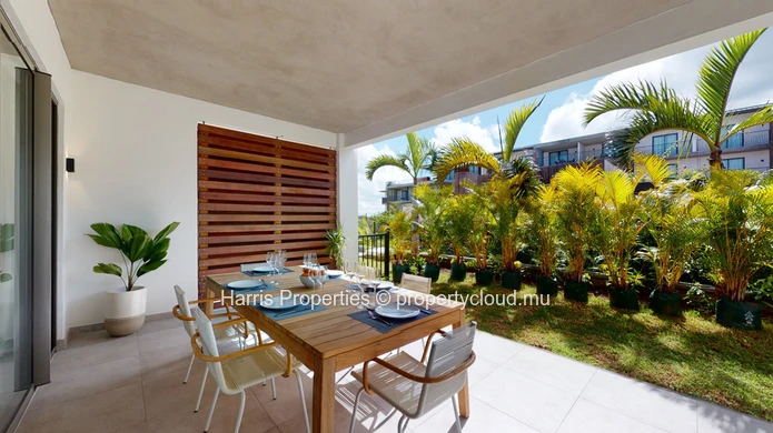 Luxurious apartment for sale on the ground floor with swimming pool and private garden