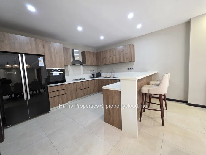 Cozy and luxurious villa for rent in a secure and calm residence in Pereybere 