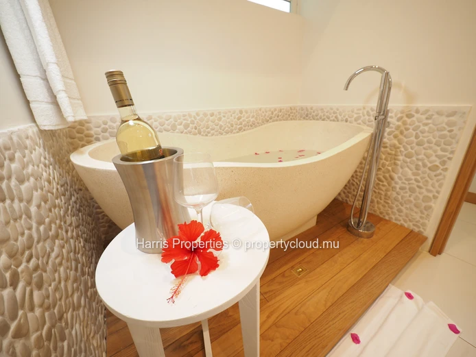 Stunning modern 1st floor apartment for rent in a beachfront residence, Cap Malheureux