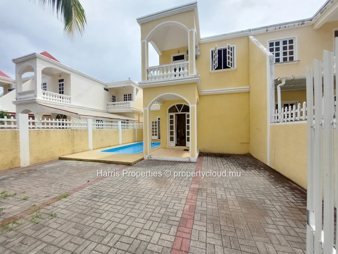Charming Individual House for Rent in a Secure Residential Complex in Pereybere