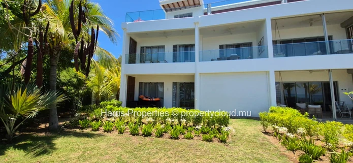 Splendid beachfront apartment for rent in Grand Gaube 