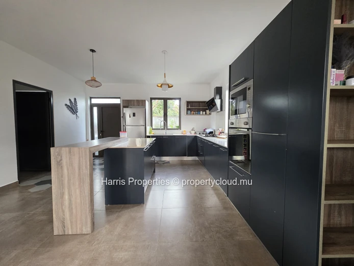 Grande et magnifique maison de 6 chambres avec deux studios à vendre