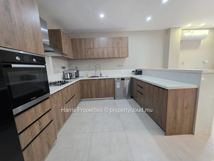Cozy and luxurious villa for rent in a secure and calm residence in Pereybere 