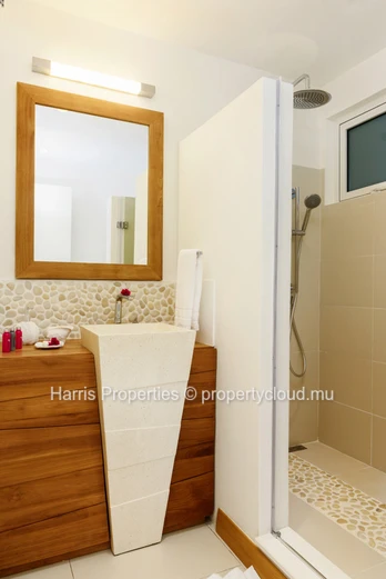 Stunning modern 1st floor apartment for rent in a beachfront residence, Cap Malheureux