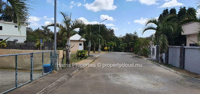 Land of 1418m2 for sale in Morcellement Domaine Les Cascades, Arsenal (Sole Mandate)