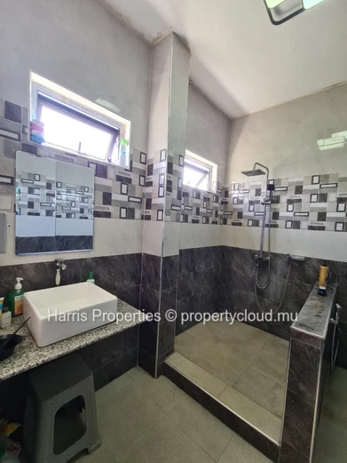 A vendre - Maison élégante et spacieuse de 5 000 pieds carrés - Rs.