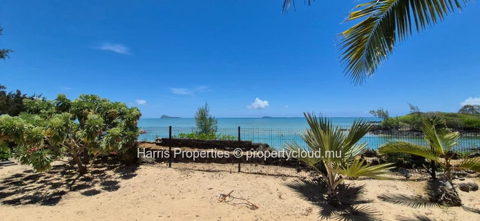 Splendid beachfront apartment for rent in Grand Gaube 