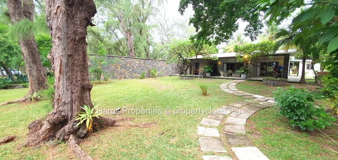 Sumptuous 3 bedrooms waterfront villa for sale - Calodyne