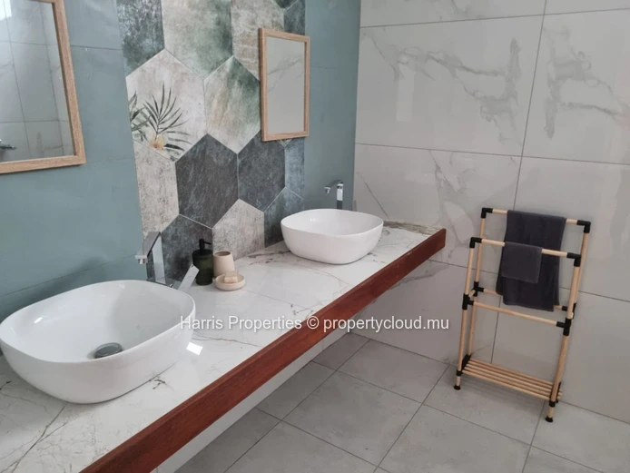 Beautiful and modern second floor apartment, with lift, for rent in a secure residence in Baie du Tombeau