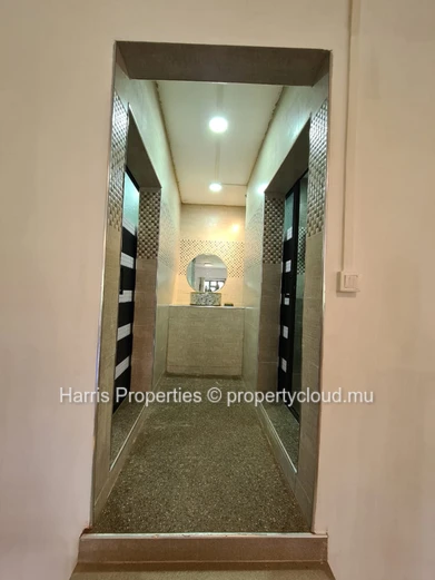 A vendre - Maison élégante et spacieuse de 5 000 pieds carrés - Rs.