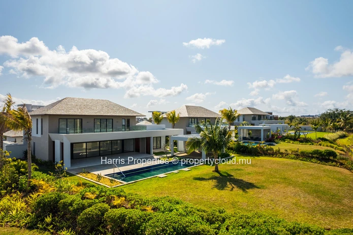 For sale contemporary villa in Mont Choisy (Sole Mandate)