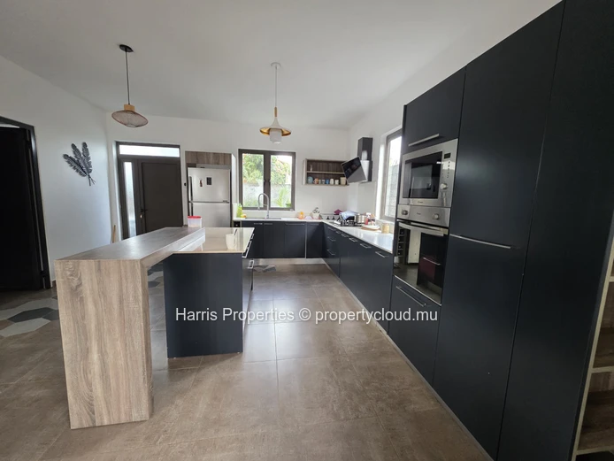 Grande et magnifique maison de 6 chambres avec deux studios à vendre