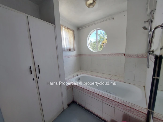 3 bedroom apartment for rent on the second floor in Cap Malheureux