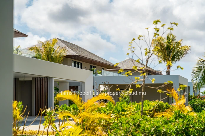 For sale contemporary villa in Mont Choisy (Sole Mandate)