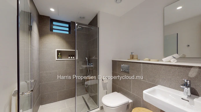 Luxurious apartment for sale on the ground floor with swimming pool and private garden