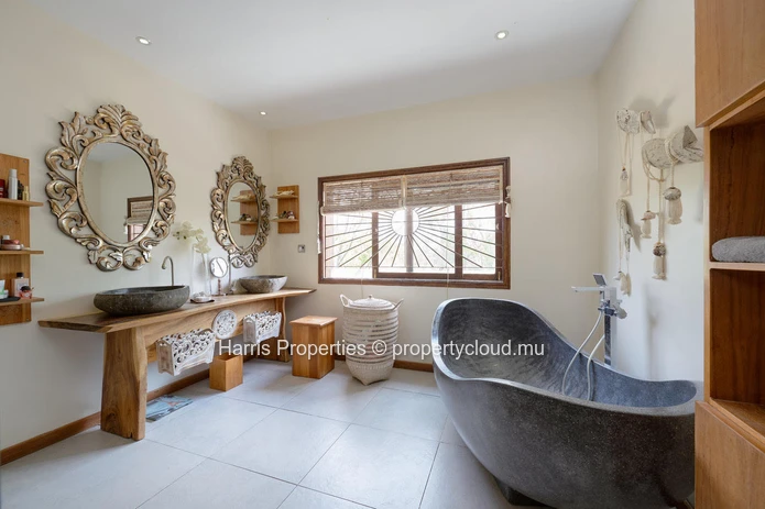 Magnifique villa RES de style balinais à vendre dans un complexe résidentiel sécurisé à Grand Baie