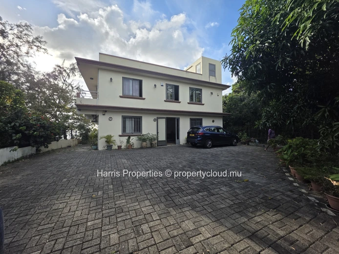 Beautiful rustic-style ground floor apartment for rent in Pointe aux Piments